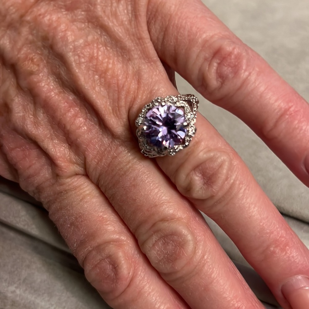 Beautiful Silvertone fashion ring, sparkly, purple light, purple stone